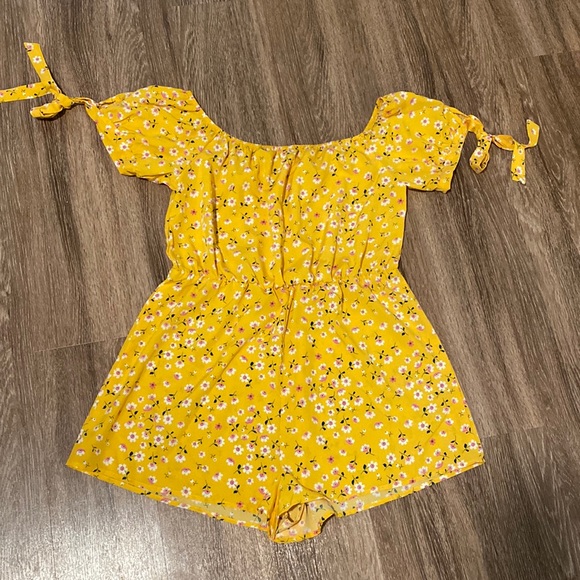 SHEIN Pants - SHEIN, yellow romper, size large, flower pattern, never worn